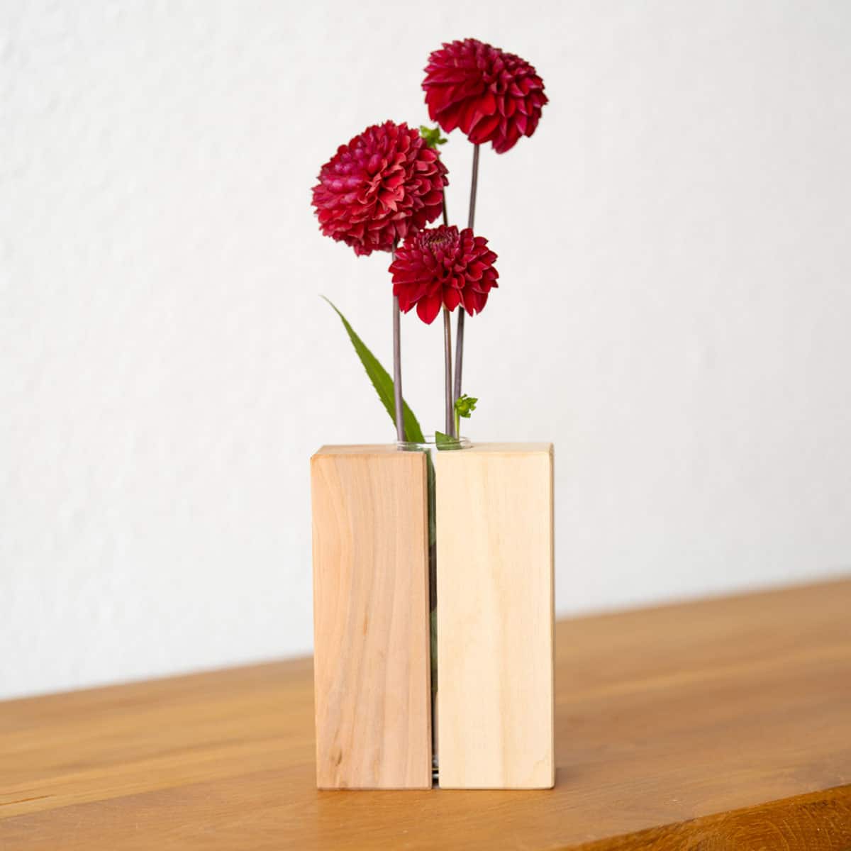 Handgemachte Blumenvase aus Birnenholz, natur unbehandelt